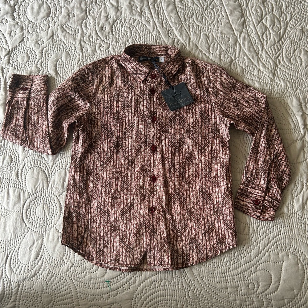NWT Euro Boys Collection boy’s cotton button down. Maroon print size 4. Very 70s